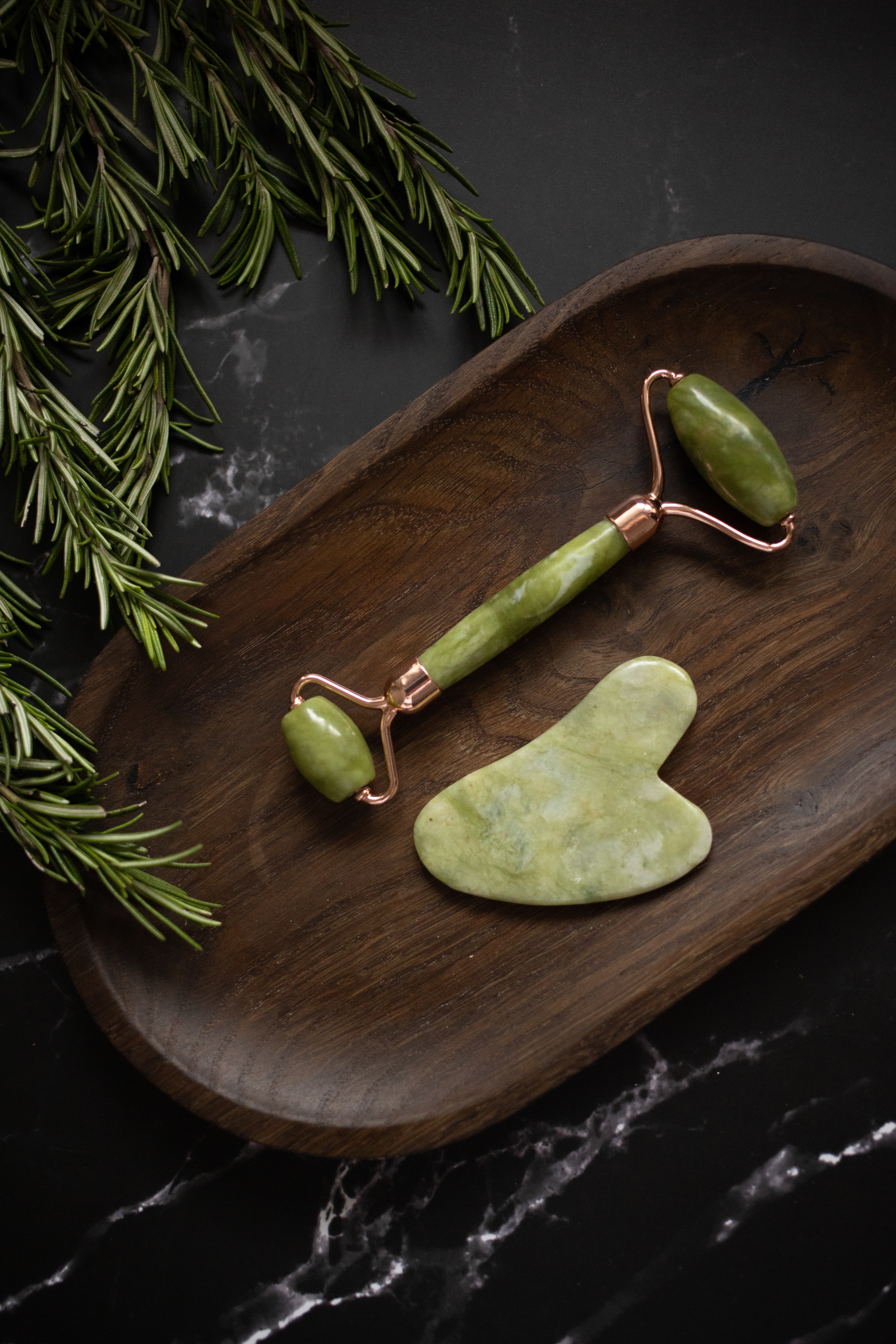 Le drainage visage au pierre de gua sha stimule la peau en profondeur de manière naturelle et efficace 